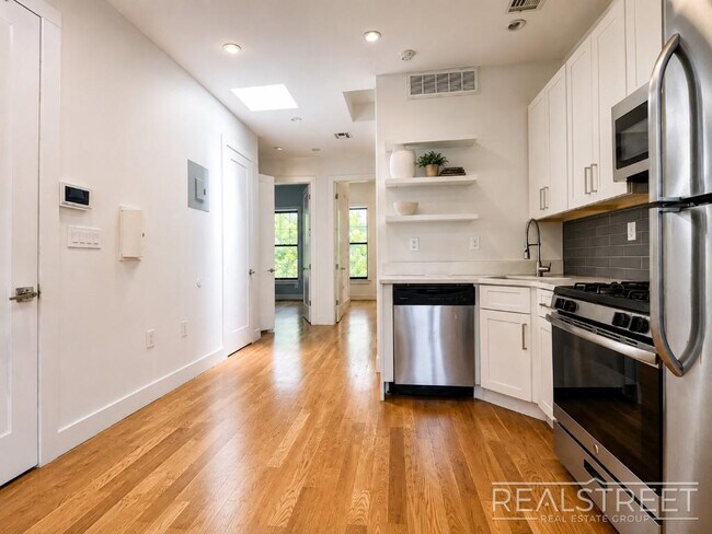Foto del edificio - Stunning 3 bed 1.5 Bath w. Balcony in Bedstuy!