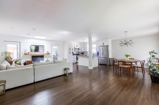 Open concept living/dining - 1779 Fort Valley Dr SW