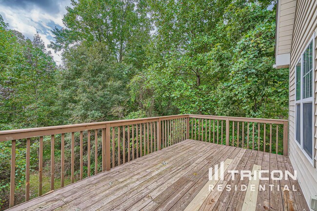Building Photo - 930 Willow Hollow Dr