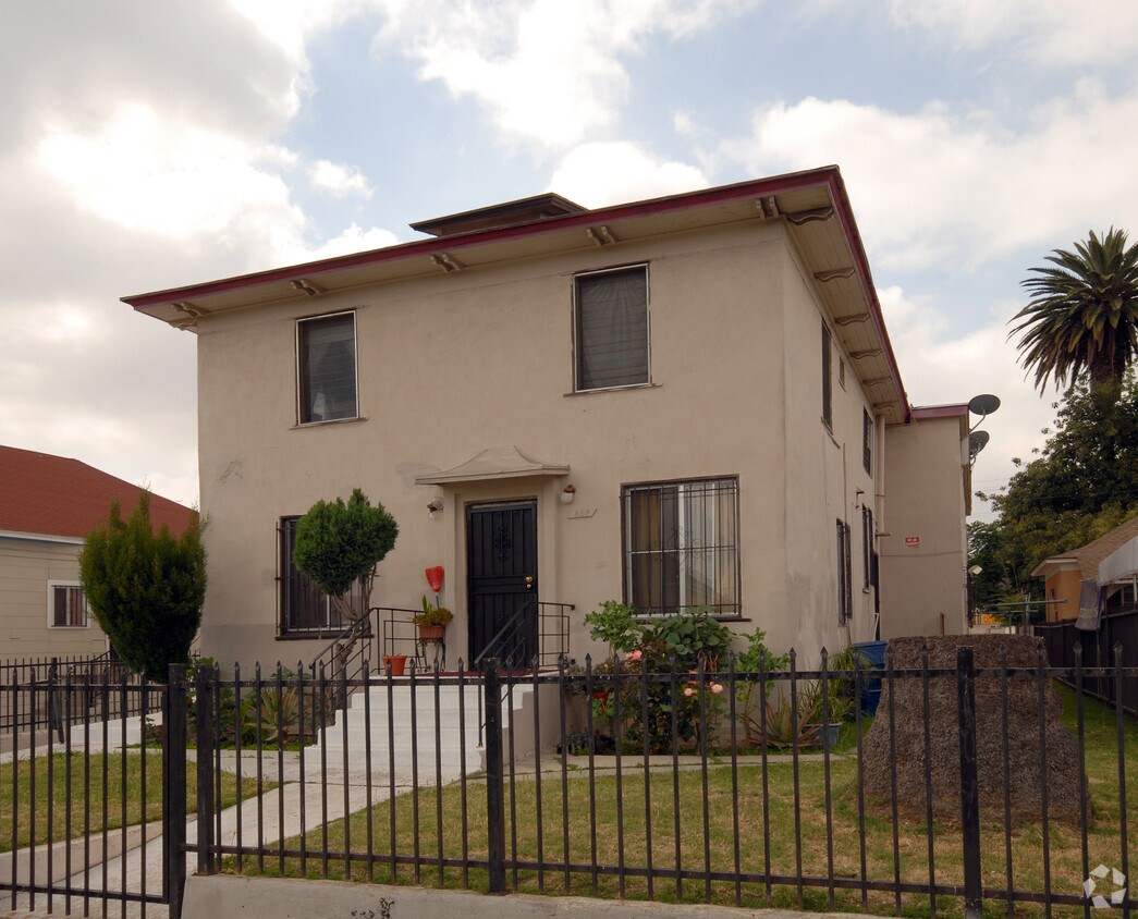 Primary Photo - 882-888 1/2 E. 50th St.