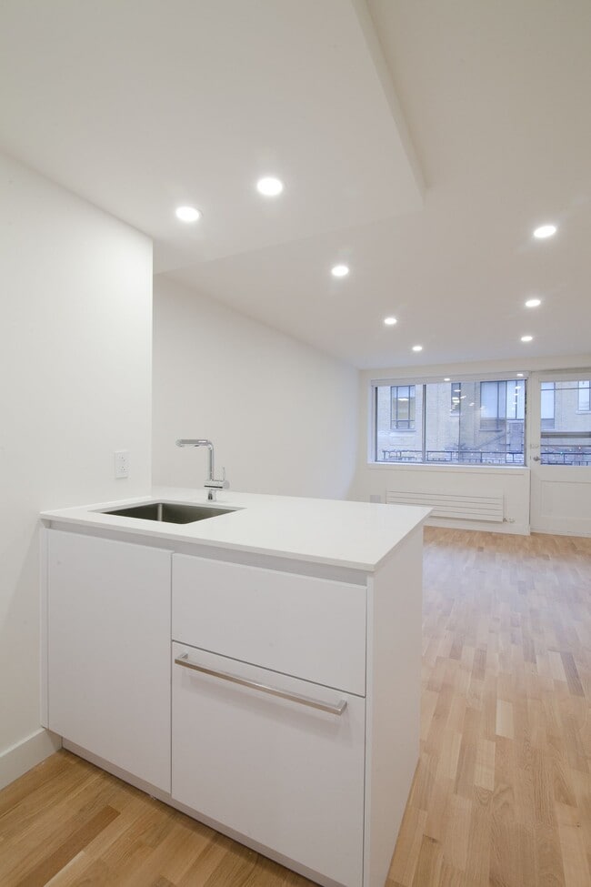 Building Photo - 3460 Rue Durocher