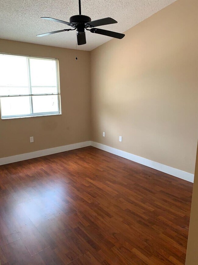 Foto del edificio - 2400 NW 98th Ln