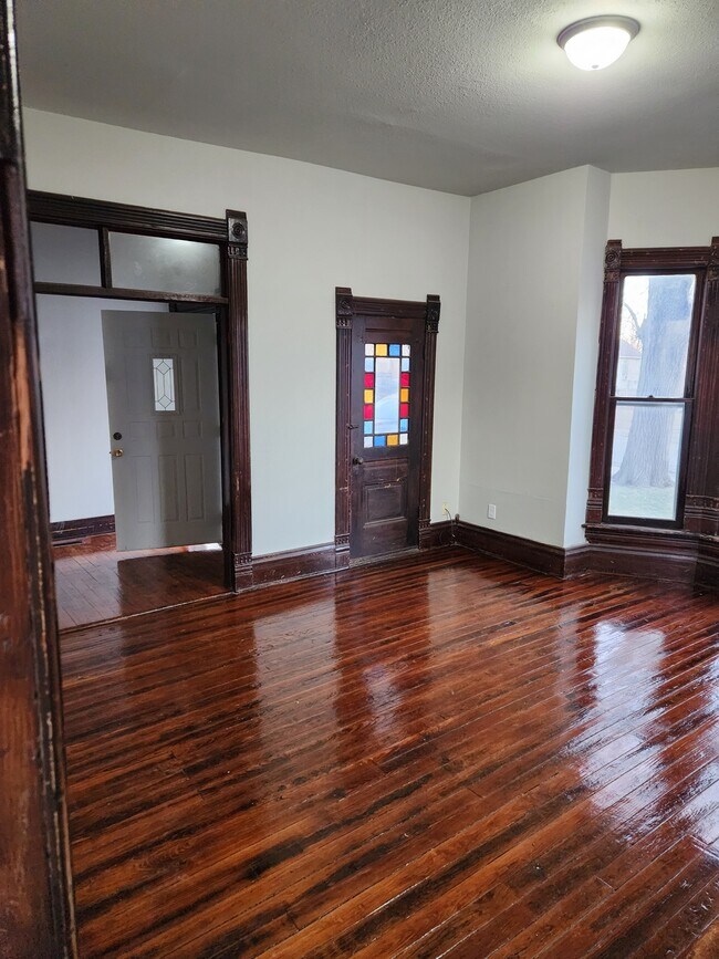Building Photo - 608 S Tebo St