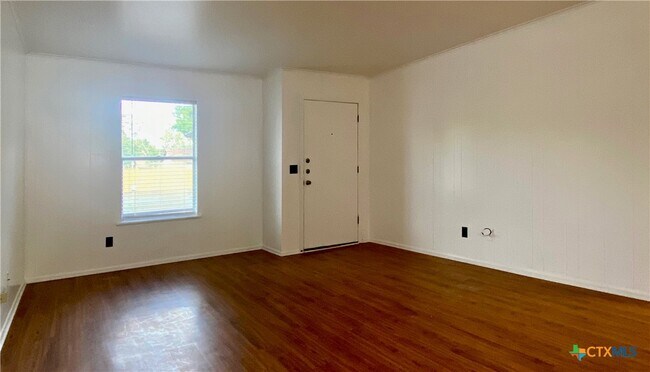 Foto del edificio - 505 Buttercup Ln