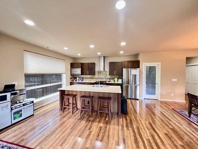 Building Photo - Great Location with A/C!