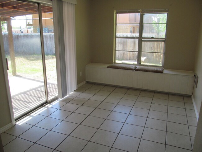 Foto del edificio - 313 Merrill Dr