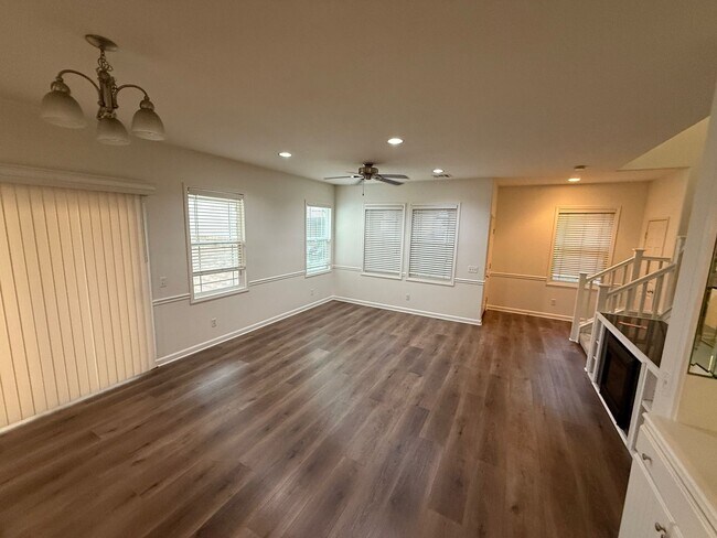 Foto del edificio - COMING SOON! Spacious 3-Bedroom Townhome f...