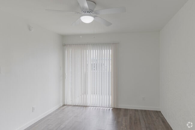 2BR, 2BA - 950SF - Second Bedroom - Luna Bear 5th Street