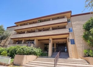Building Photo - 5412 Lindley Ave