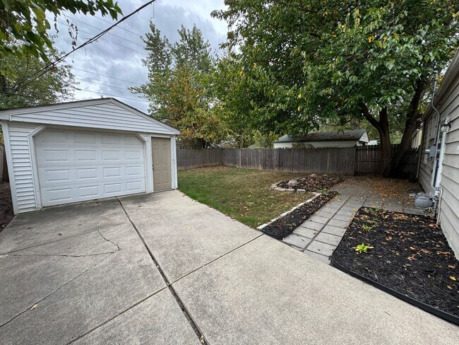 Foto del edificio - 2 bedroom ranch with garage and fenced yard