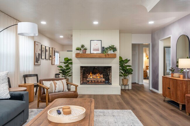 Chimenea de interior fácil de usar, con un juego de leños de gas y un botón para encenderla y apagarla. - 4746 W 159th St