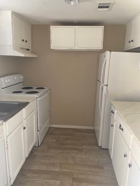 Building Photo - 15919 Golf Club Dr