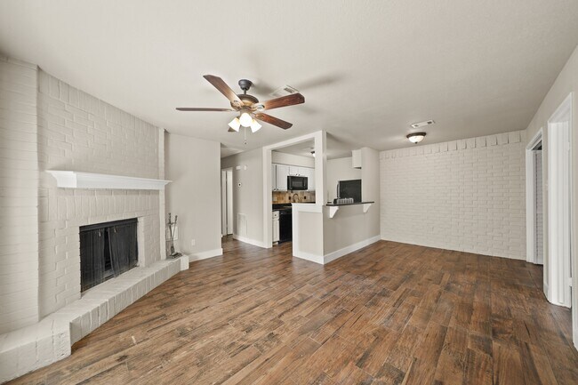 Foto del edificio - 2118 N Austin Ave