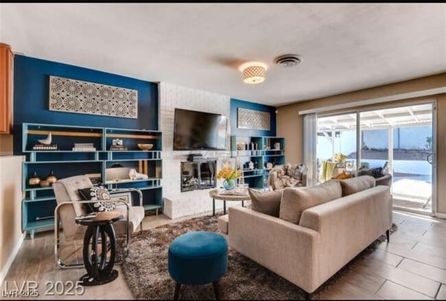 Building Photo - 4255 Hazelcrest Dr