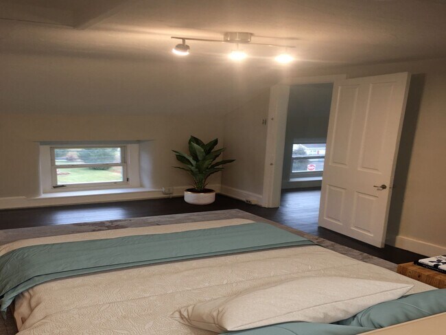 Foto del edificio - 4 Bed / 1.5 Bath - Renovated Home - Convenient Location
