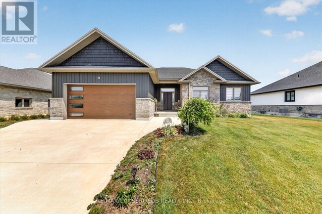 Building Photo - 11 McTavish Cres
