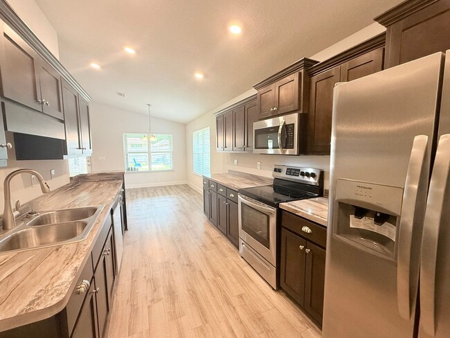 Building Photo - Spacious Home - Ashley Place