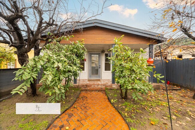 Foto del edificio - Limited-Time Special: $1,000 off the first month’s rent! Spacious 4-Bed, 3-Bath Home in Los Angel...