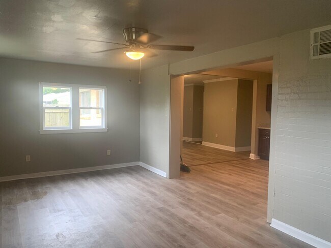 Building Photo - 4701 Warren Dr