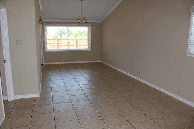 Building Photo - 822 Vinecrest Ln