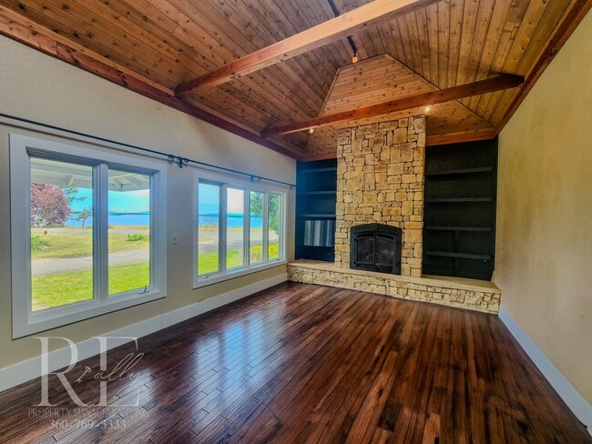 Building Photo - Stunning Water-View Haven