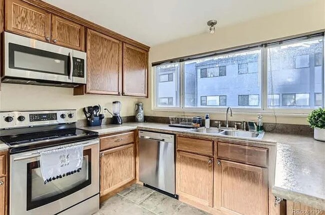 Building Photo - 15065 E Louisiana Dr