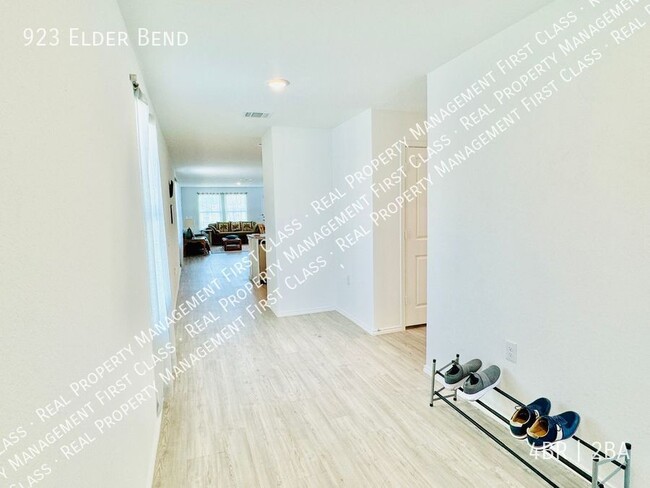 Foto del edificio - Must see fully furnished 4 BR, 2 BA in Mis...