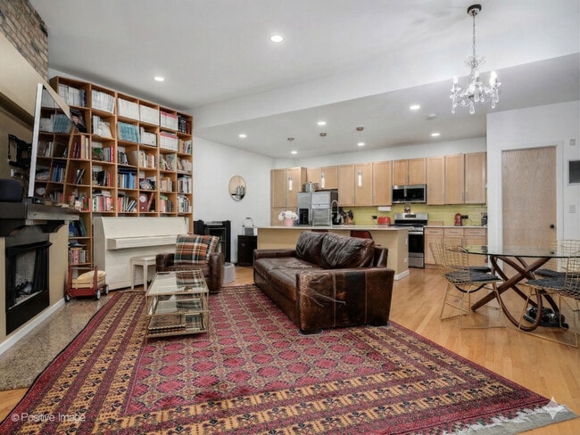 Foto del edificio - 2828 N Talman Ave