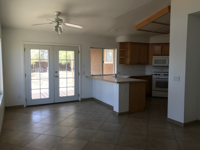 Building Photo - Beautiful home with fenced in backyard!