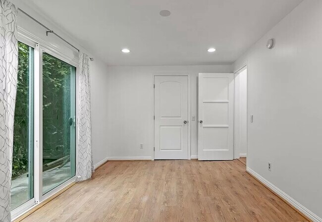 Building Photo - 514 Ocean Park Blvd