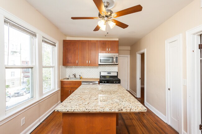 Foto del edificio - 2459 N Ashland Ave