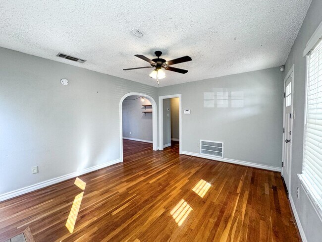 Foto del edificio - Updated Tech Terrace Home!