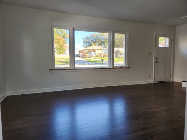 Building Photo - 609 Maple Ave