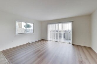 Building Photo - 1707 Shore Line Dr