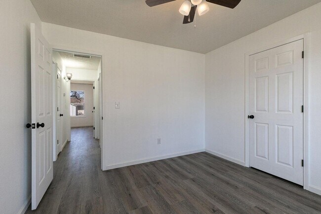 Foto del edificio - Updated 3 bedroom 2 bathroom 2 car garage ...