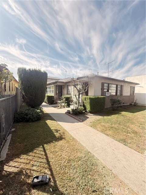 Foto del edificio - 2431 W Beverly Blvd