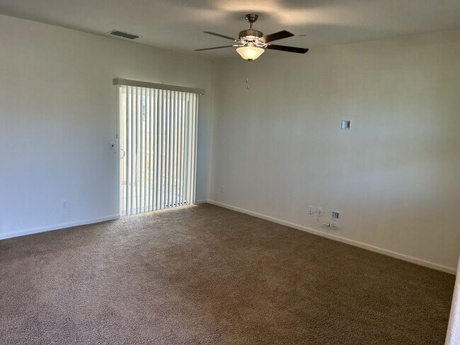 Foto del edificio - 4 Bedroom Home with His and Hers Closets in Weston Ranch, Gated Community!
