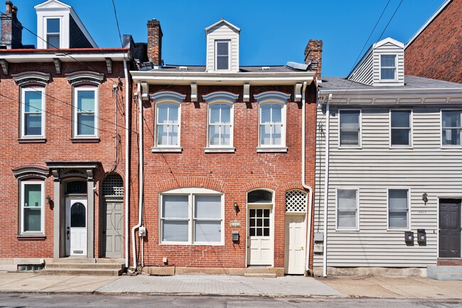 Photo - 2221 Jane St House