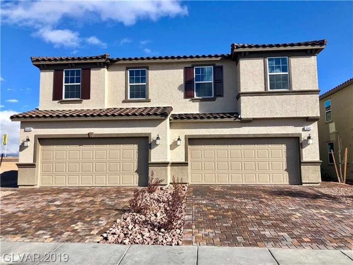Foto principal - Beautiful Townhome in a Gated Community with 2-Car Garage!!