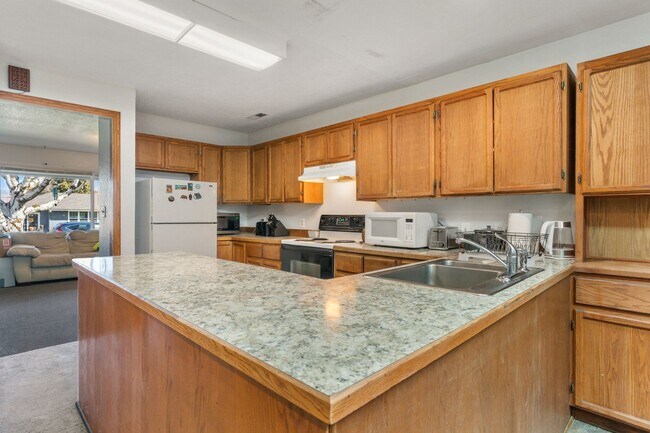 Building Photo - 6 Bed 3 Bath Accessible Rambler