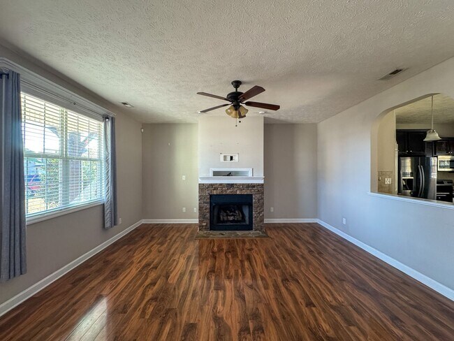 Foto del edificio - Beautiful 5 Bed 2.5 Bath Home with Main Level Primary Bedroom