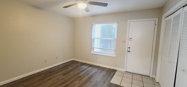Building Photo - CUTE 3/2 w/ Vaulted Ceilings, Washer/Dryer...