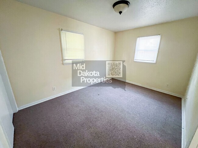 Foto del edificio - 605 W 10th-4 Bedroom House with Garage