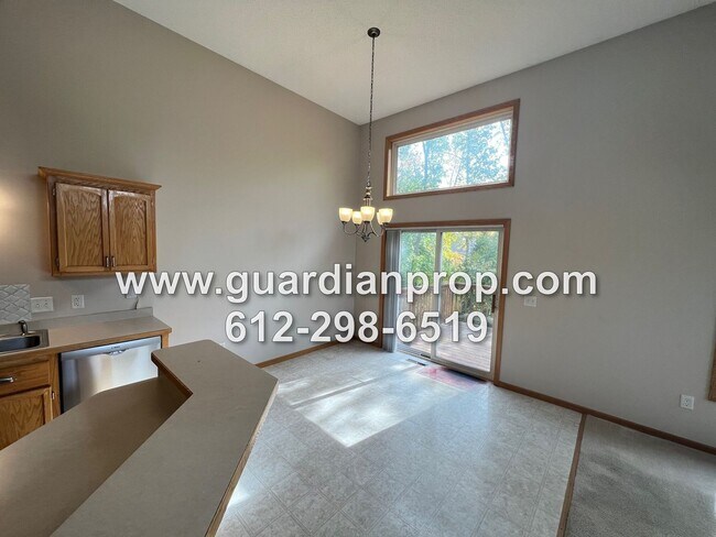 Foto del edificio - Large End Unit Townhome Available Late April, 2BR + Office, Vaulted Ceilings, 3 Bath, Family Room