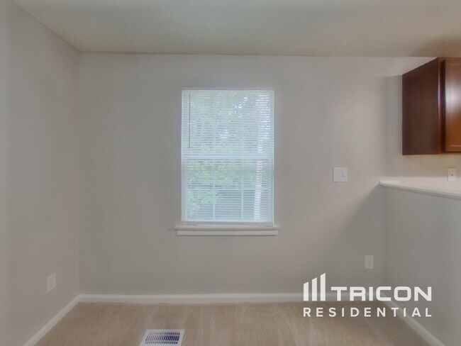 Building Photo - 2305 Valleyview Dr