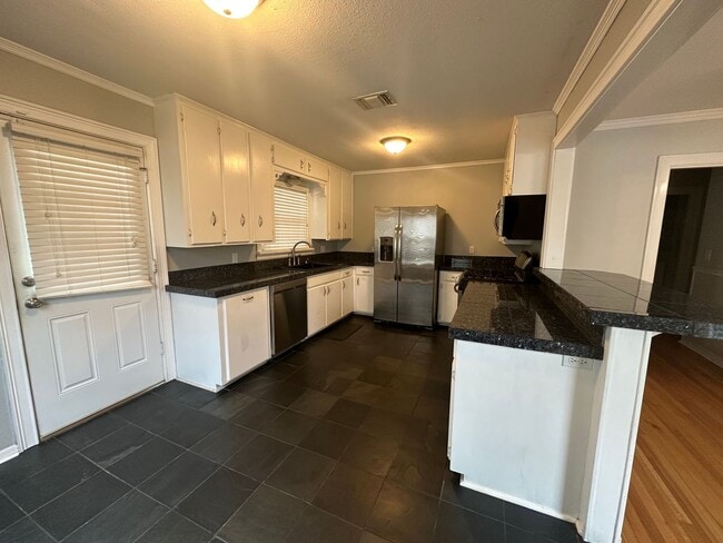 Building Photo - Beautiful 3 Bedroom South Highland House