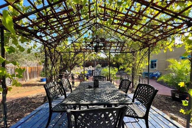 Foto del edificio - Garcia House: Fully Furnished, Wonderful Hot Tub, Spacious Fenced Outdoor Area, Pet-Friendly too!