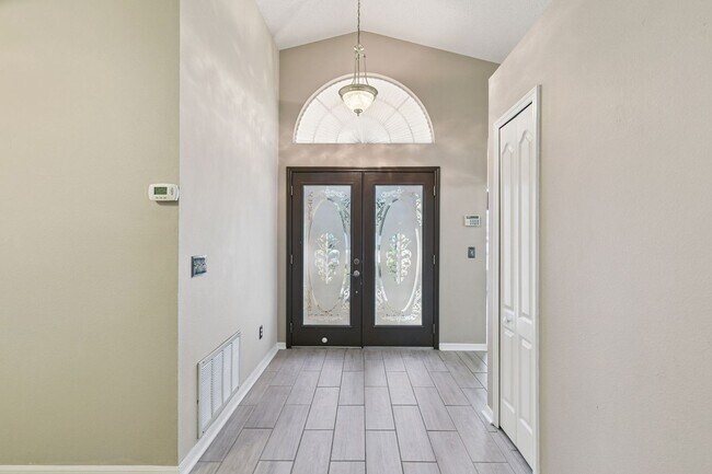Building Photo - Amazing 3/2/2 Pool House with Solar Panels in Hunters Creek