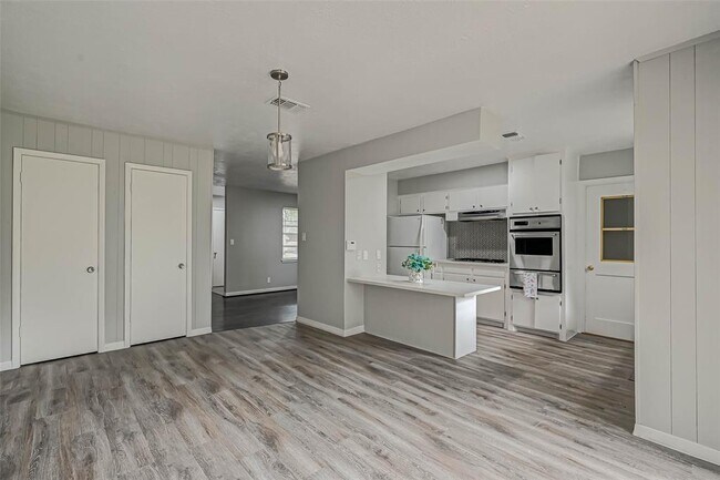 Foto del edificio - 13909 Oak Leaf Ln
