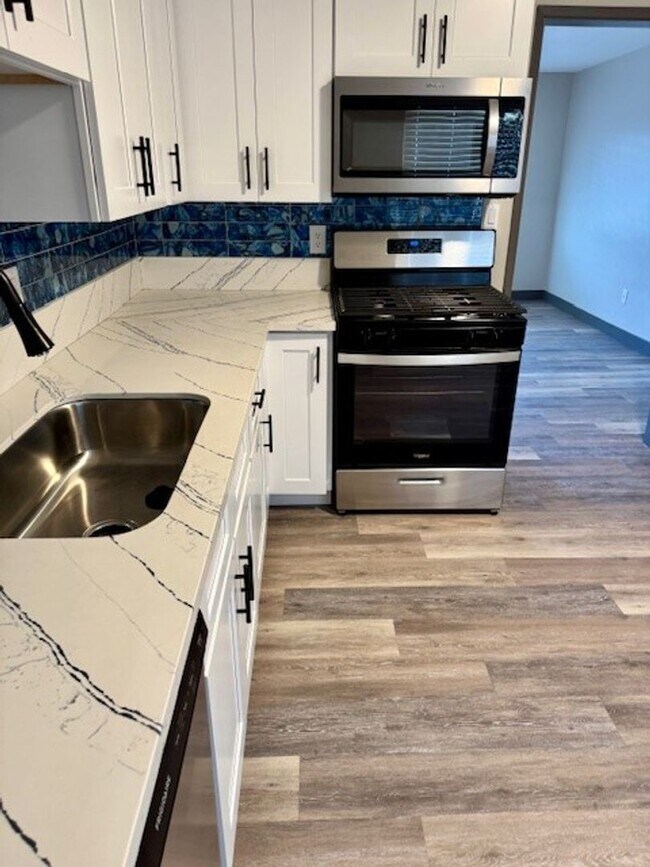 Foto del edificio - Be the First in Just Renovated 2 bedroom and 1 bathroom apt home